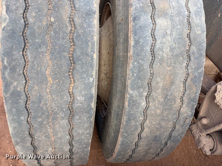 image for item ET1013 2000 Mack Vision 460 truck cab and chassis