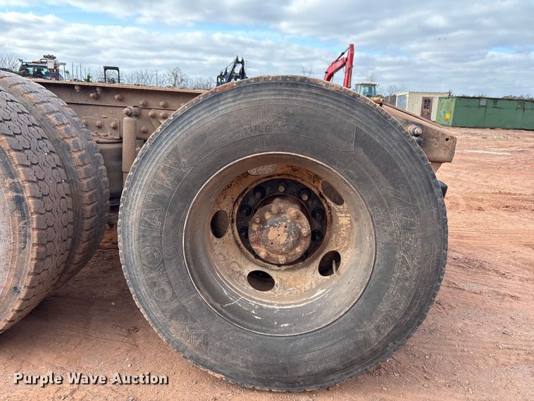 image for item ET1013 2000 Mack Vision 460 truck cab and chassis