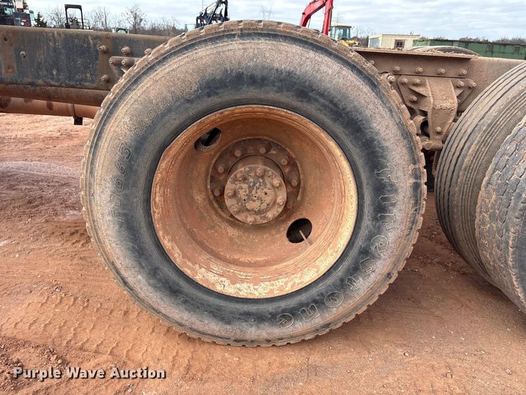 image for item ET1013 2000 Mack Vision 460 truck cab and chassis