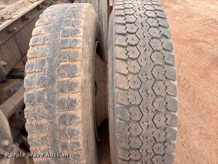 image for item ET1013 2000 Mack Vision 460 truck cab and chassis