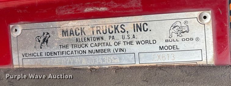image for item ET1013 2000 Mack Vision 460 truck cab and chassis