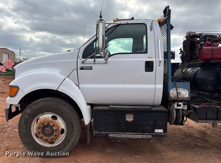 image for item ET1014 2003 Ford F650 Super Duty XL utility / service truck