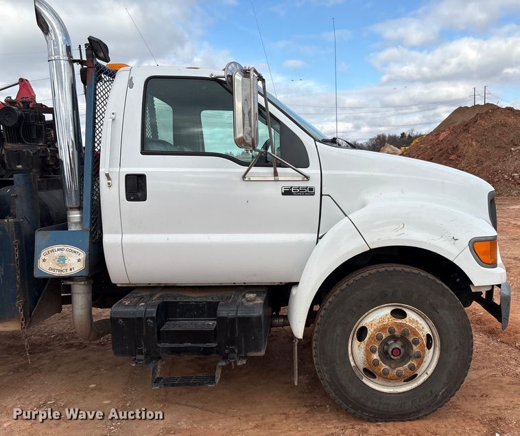 image for item ET1014 2003 Ford F650 Super Duty XL utility / service truck