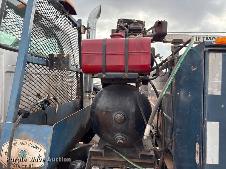 image for item ET1014 2003 Ford F650 Super Duty XL utility / service truck