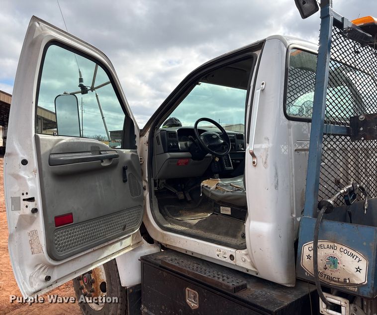 image for item ET1014 2003 Ford F650 Super Duty XL utility / service truck