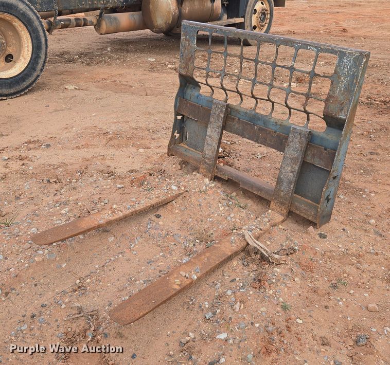 image for item ET1016 Bobcat skid steer forks