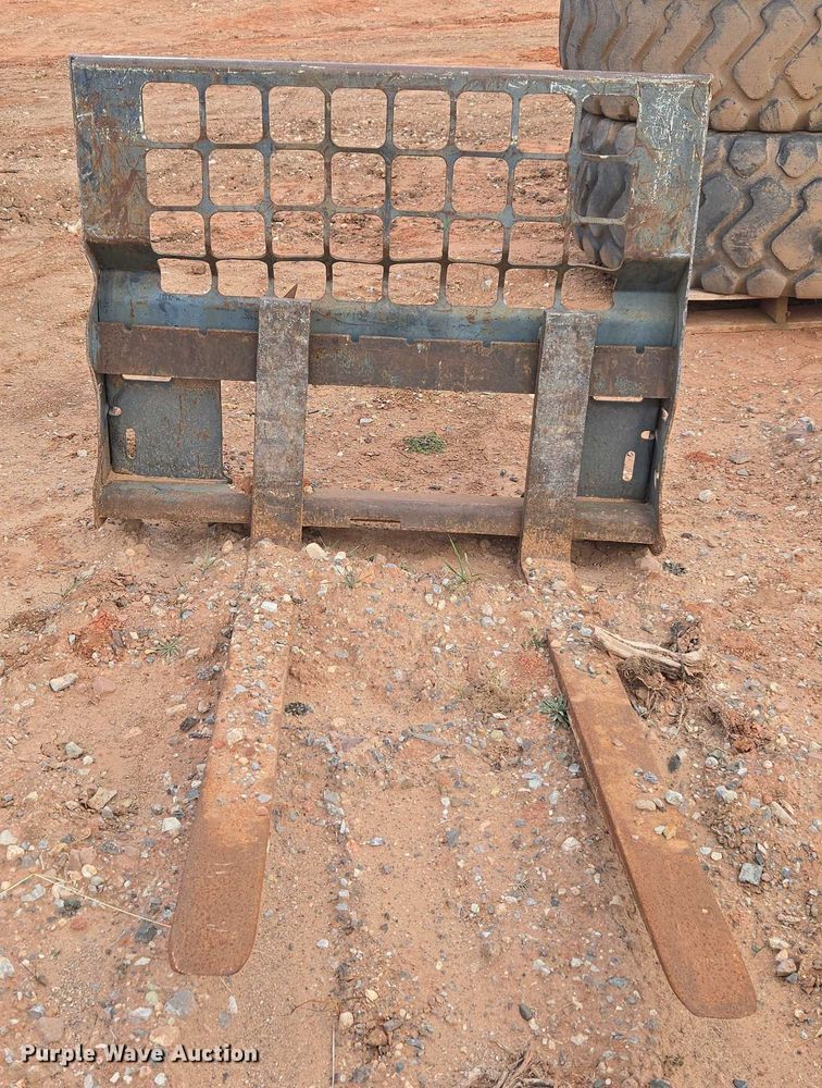 image for item ET1016 Bobcat skid steer forks