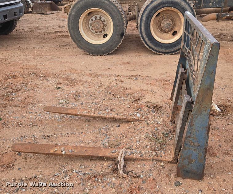 image for item ET1016 Bobcat skid steer forks