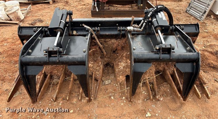 image for item ET1037 John Deere GT80 skid steer bucket