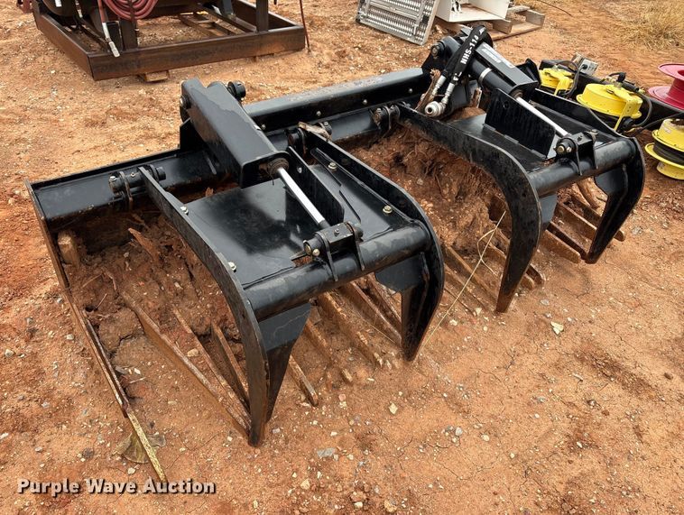 image for item ET1037 John Deere GT80 skid steer bucket