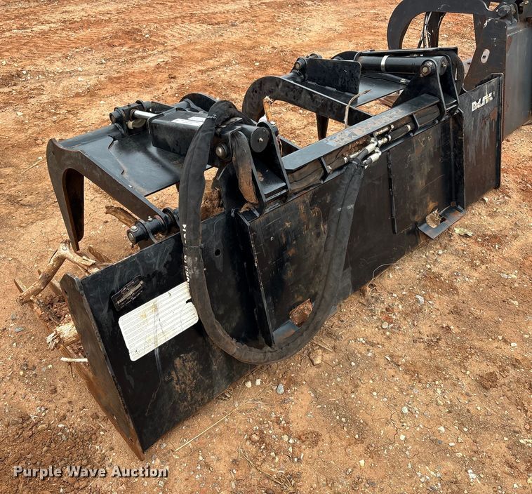 image for item ET1037 John Deere GT80 skid steer bucket