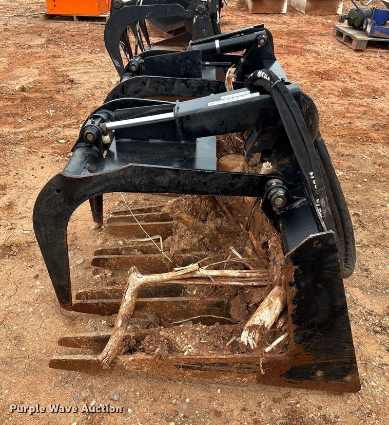 image for item ET1037 John Deere GT80 skid steer bucket