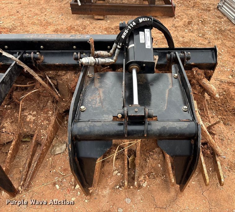 image for item ET1037 John Deere GT80 skid steer bucket