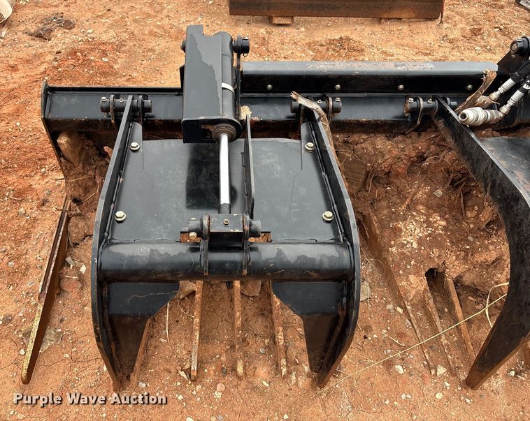 image for item ET1037 John Deere GT80 skid steer bucket