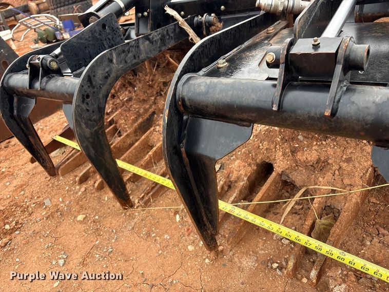 image for item ET1037 John Deere GT80 skid steer bucket