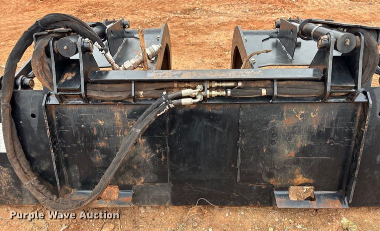 image for item ET1037 John Deere GT80 skid steer bucket