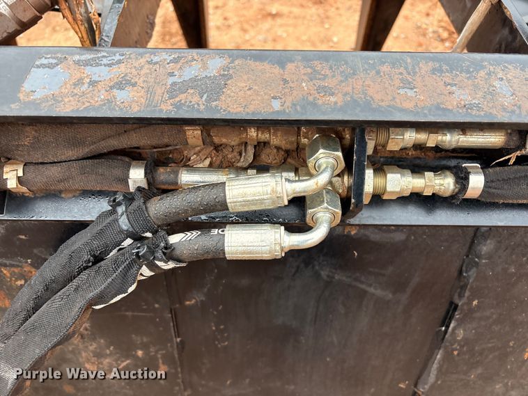 image for item ET1037 John Deere GT80 skid steer bucket