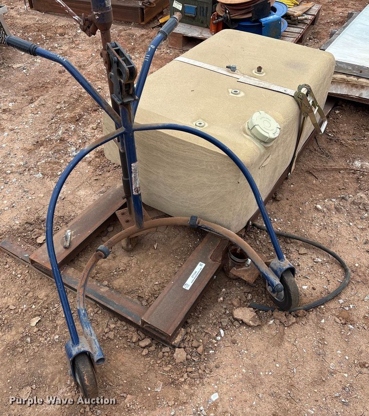 image for item ET1040 Tank on skid with barrel jack