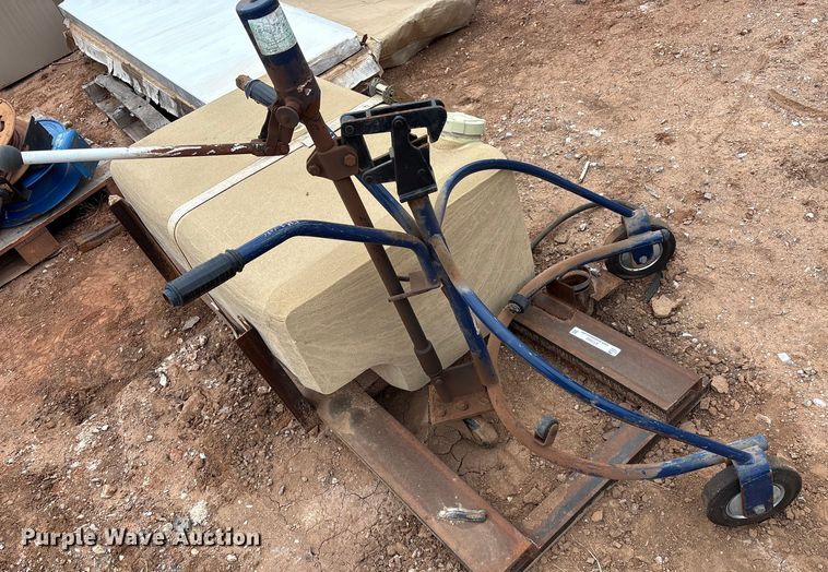 image for item ET1040 Tank on skid with barrel jack