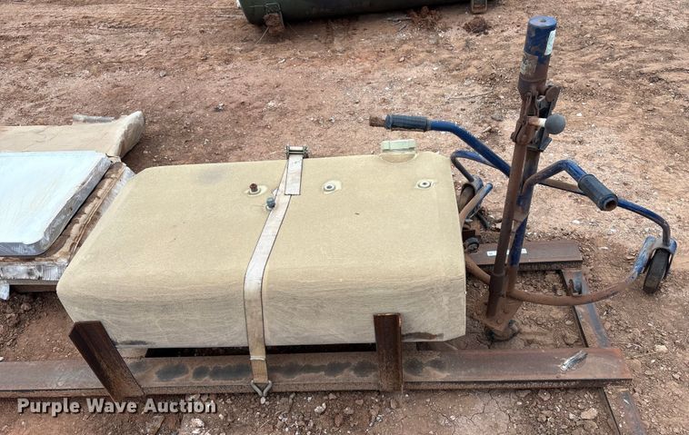 image for item ET1040 Tank on skid with barrel jack