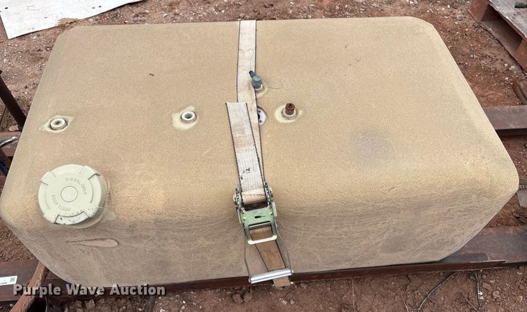 image for item ET1040 Tank on skid with barrel jack