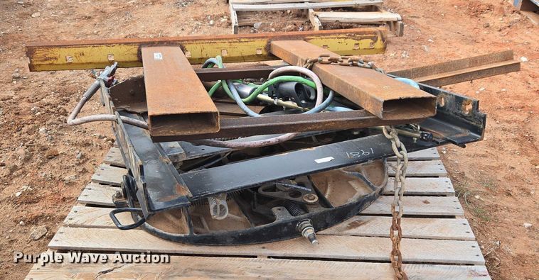 image for item ET1045 Fifth wheel and frame