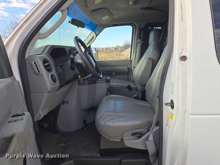 image for item ET1070 2012 Ford E350 van