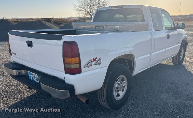 image for item ET1079 2002 Chevrolet Silverado 1500 Ext. Cab pickup truck