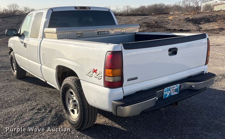 image for item ET1079 2002 Chevrolet Silverado 1500 Ext. Cab pickup truck