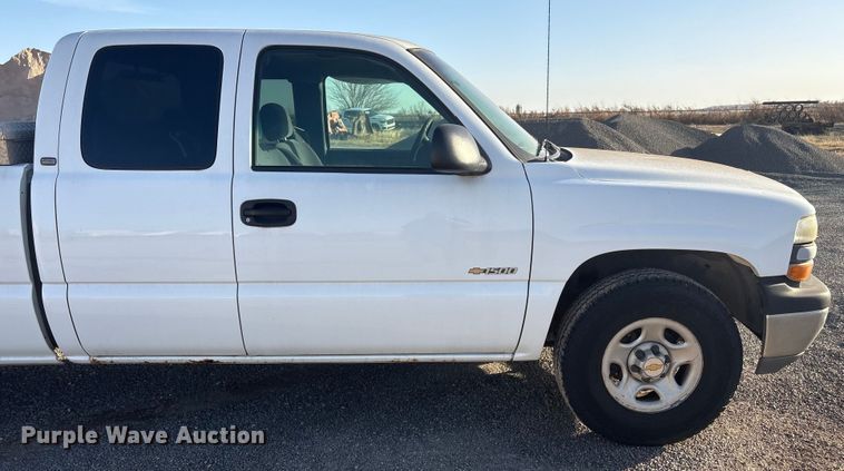 image for item ET1079 2002 Chevrolet Silverado 1500 Ext. Cab pickup truck