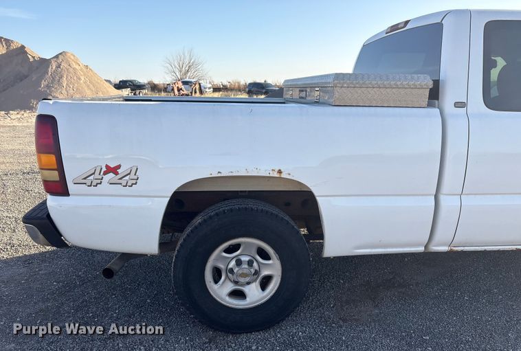 image for item ET1079 2002 Chevrolet Silverado 1500 Ext. Cab pickup truck