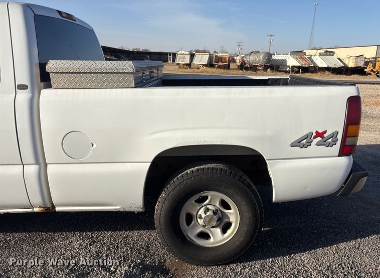 image for item ET1079 2002 Chevrolet Silverado 1500 Ext. Cab pickup truck