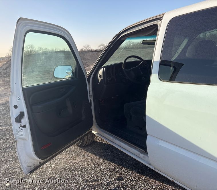 image for item ET1079 2002 Chevrolet Silverado 1500 Ext. Cab pickup truck