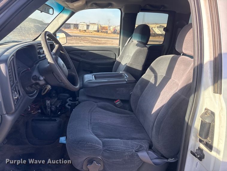 image for item ET1079 2002 Chevrolet Silverado 1500 Ext. Cab pickup truck