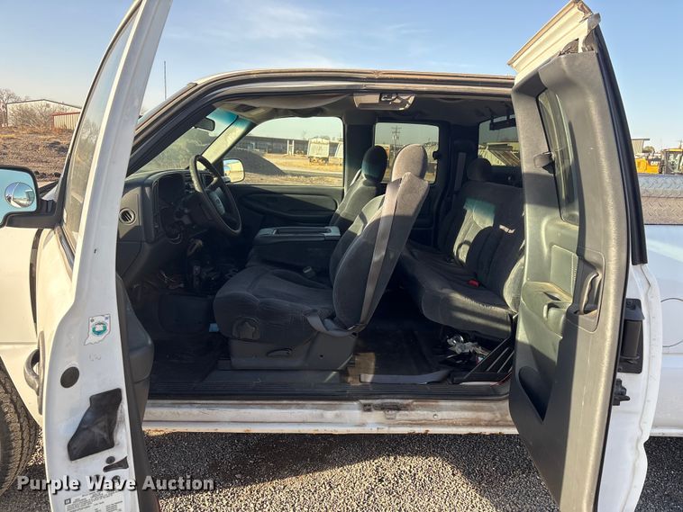 image for item ET1079 2002 Chevrolet Silverado 1500 Ext. Cab pickup truck