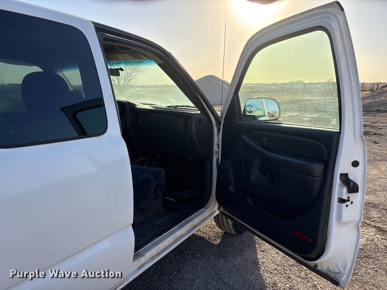 image for item ET1079 2002 Chevrolet Silverado 1500 Ext. Cab pickup truck