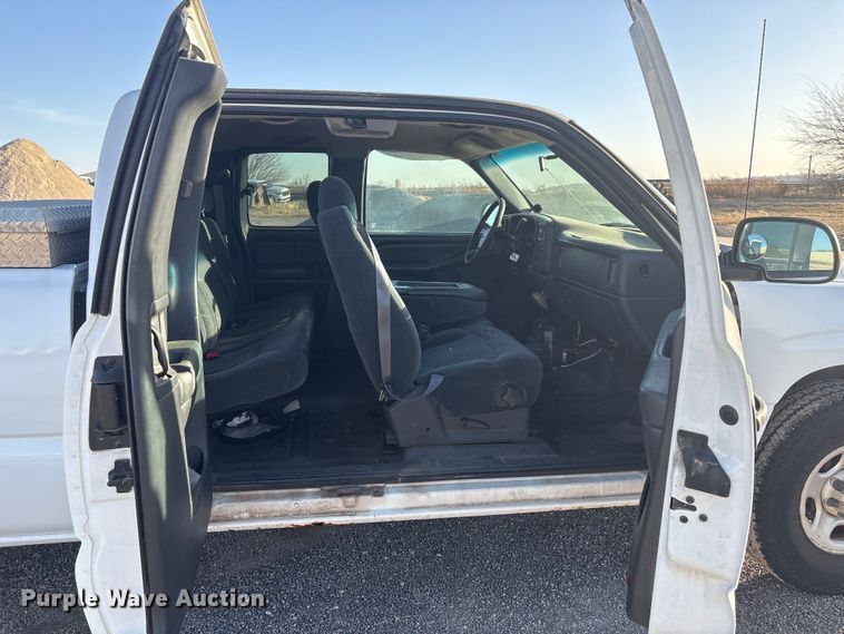 image for item ET1079 2002 Chevrolet Silverado 1500 Ext. Cab pickup truck