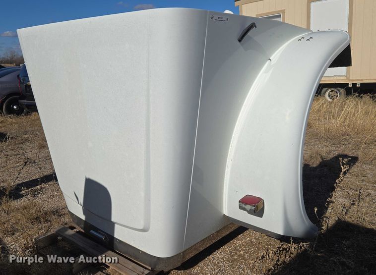 image for item ET1137 Semi truck hood