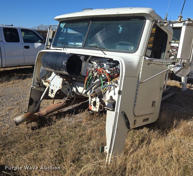 image for item ET1142 2002 Freightliner FLD Classic semi truck cab