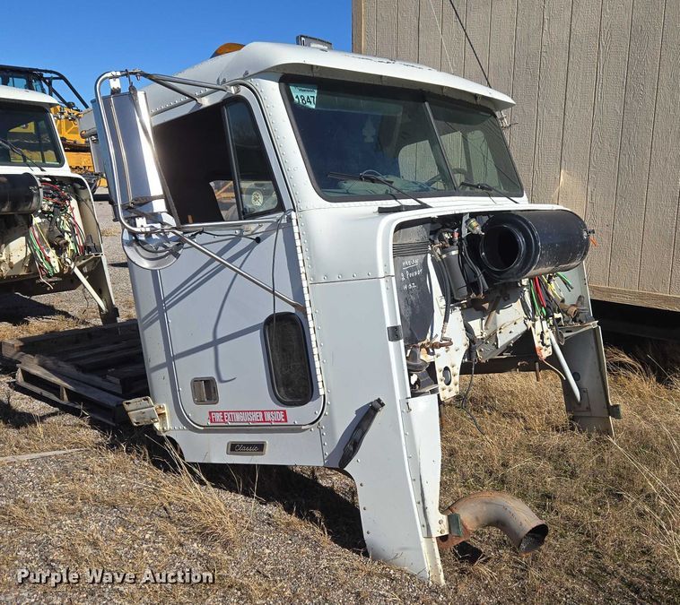 image for item ET1142 2002 Freightliner FLD Classic semi truck cab