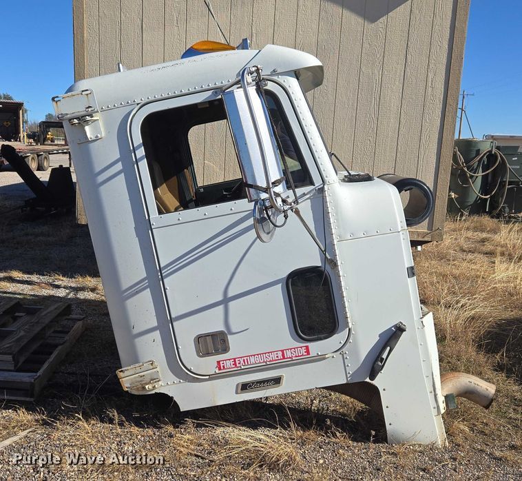 image for item ET1142 2002 Freightliner FLD Classic semi truck cab