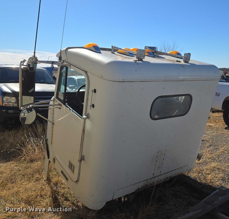 image for item ET1142 2002 Freightliner FLD Classic semi truck cab