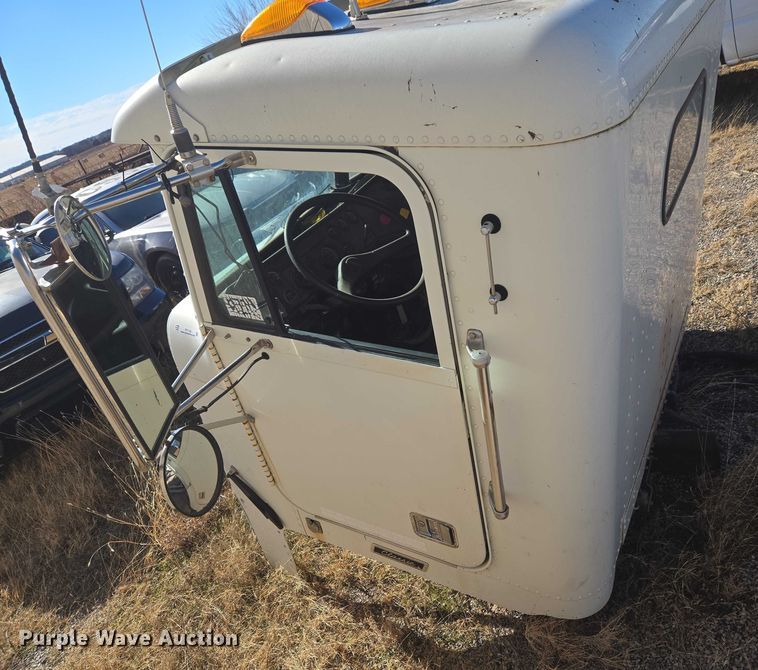 image for item ET1142 2002 Freightliner FLD Classic semi truck cab