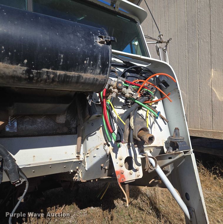 image for item ET1142 2002 Freightliner FLD Classic semi truck cab