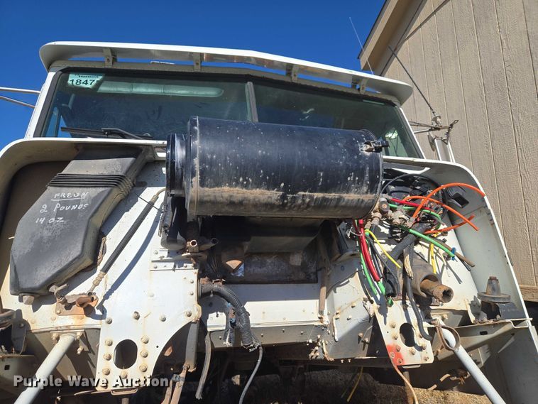 image for item ET1142 2002 Freightliner FLD Classic semi truck cab