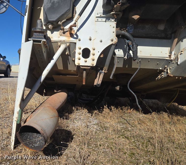 image for item ET1142 2002 Freightliner FLD Classic semi truck cab