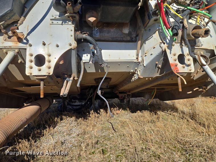 image for item ET1142 2002 Freightliner FLD Classic semi truck cab