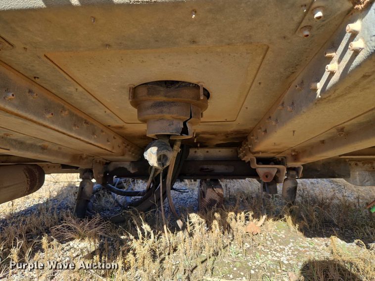 image for item ET1142 2002 Freightliner FLD Classic semi truck cab