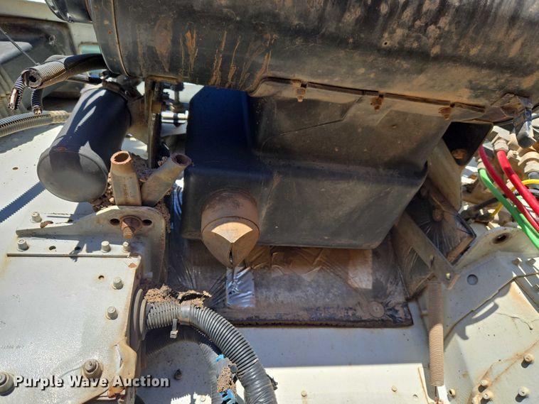 image for item ET1142 2002 Freightliner FLD Classic semi truck cab