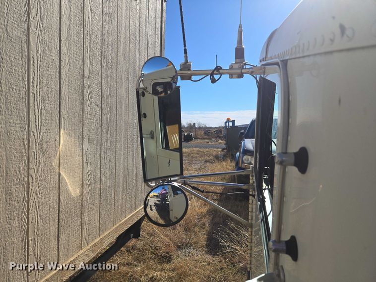 image for item ET1142 2002 Freightliner FLD Classic semi truck cab